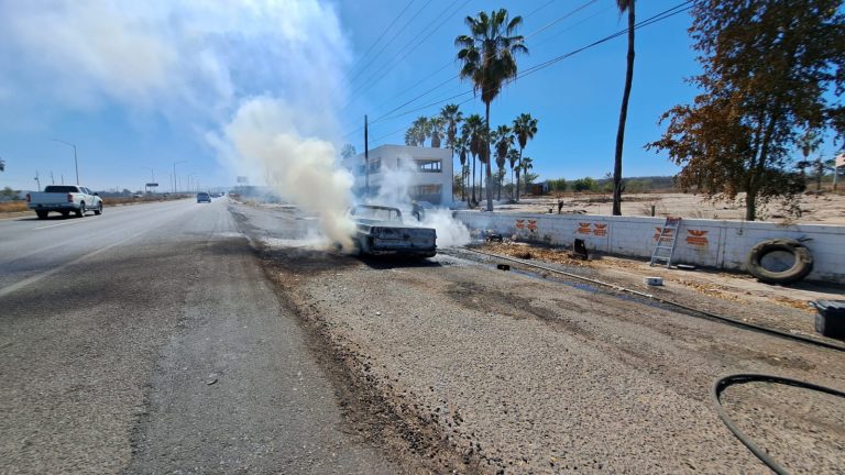 Se incendia camioneta; albañiles se salvan