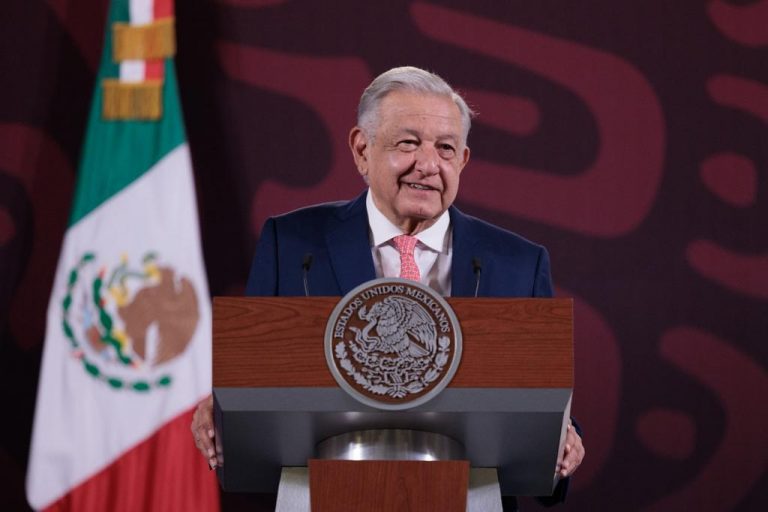 Muestra AMLO video de asalto a embajada en Ecuador