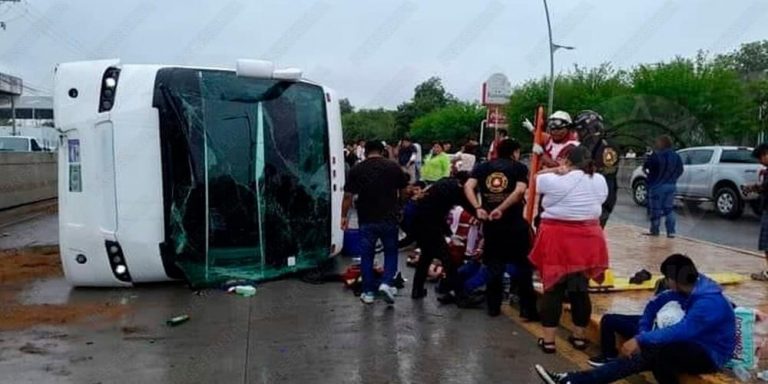 Deja 40 heridos volcadura de autobús en NL