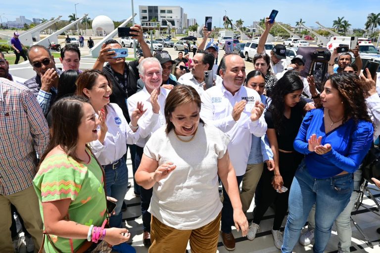 Recibe Mazatlán a Xóchitl Gálvez a ritmo de banda