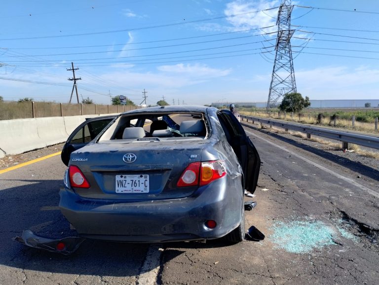 Vuelca pareja en la Culiacán-Eldorado