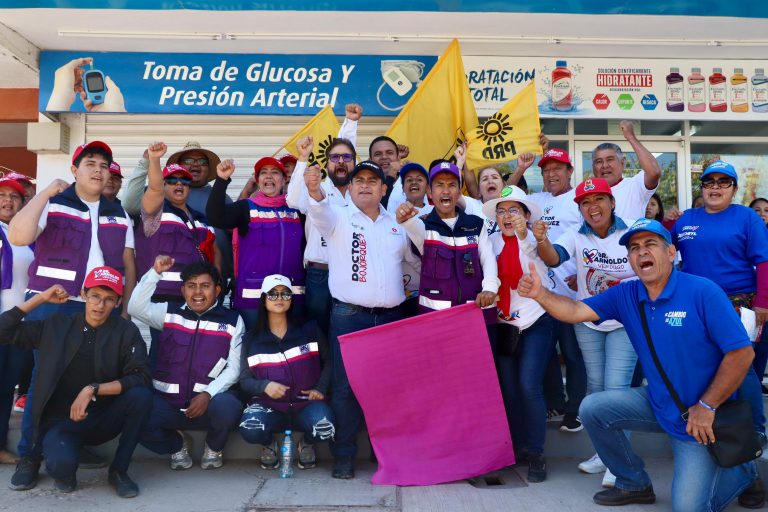 Abraza Villa Juárez al Dr. Bojórquez rumbo a la presidencia