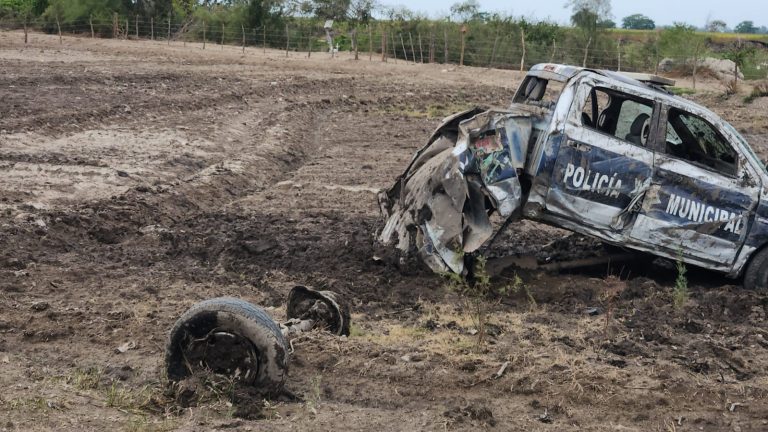 Sano y salvo policía tras volcar en Eldorado