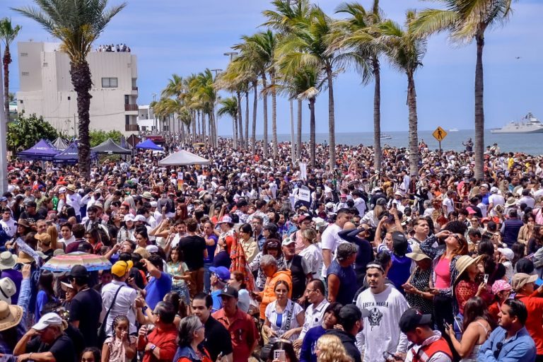 Luce Mazatlán repleto por eclipse