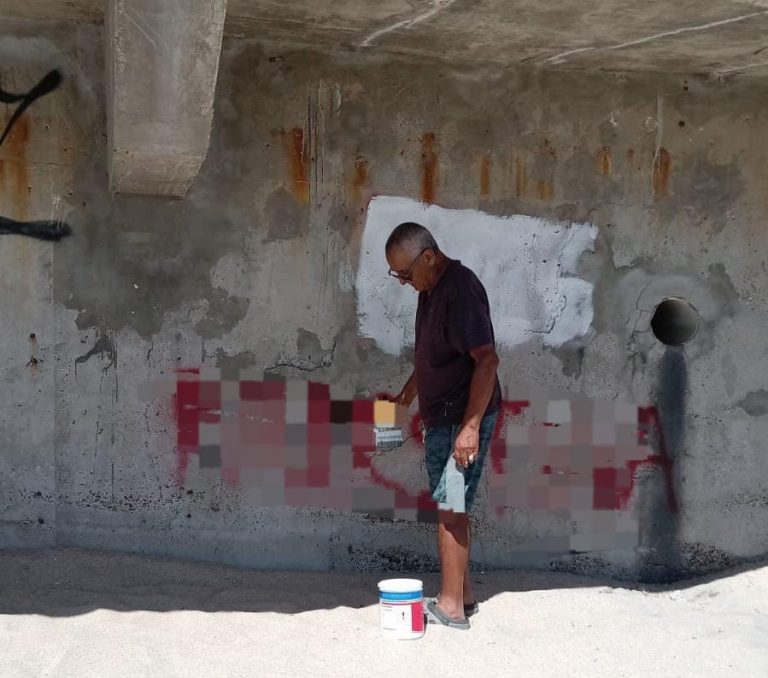 Lo ‘cachan’ en pinta y lo obligan a reparar el daño