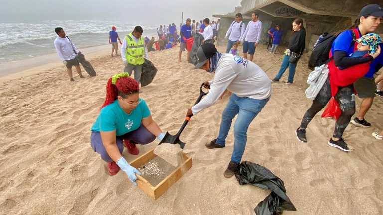 Predominan vidrio y colillas de cigarro en playas de Mazatlán
