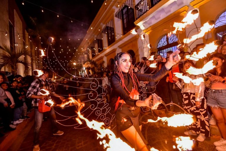 Así vive Mazatlán la callejoneada previo al eclipse