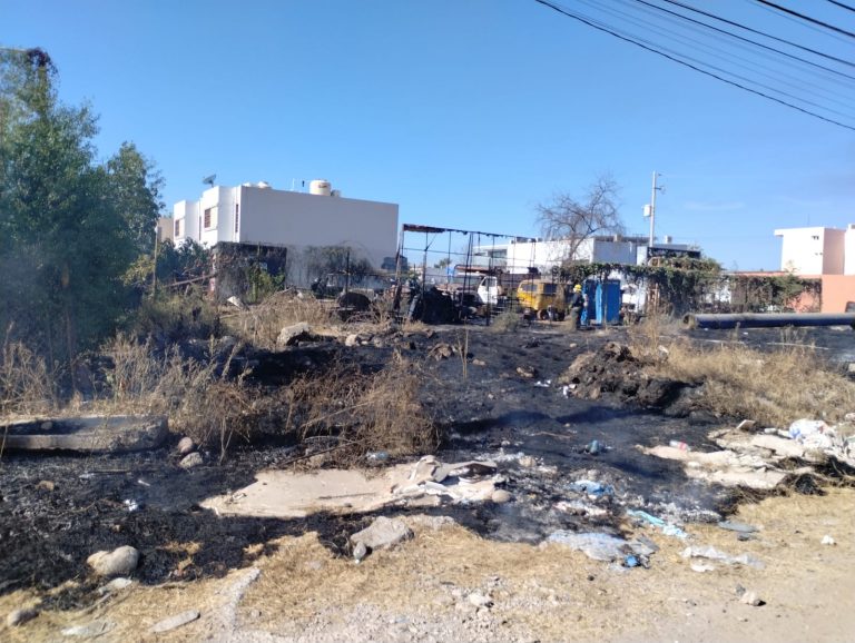 Se incendian dos autos tras quema de maleza