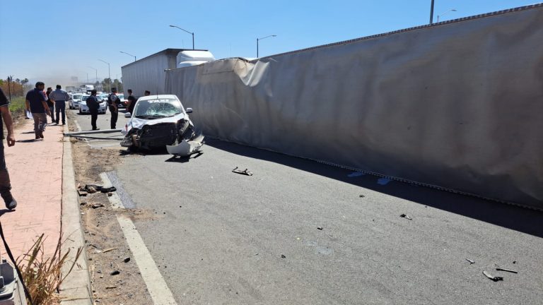 Termina con dos heridos volcadura de tráiler en ‘La Costerita’