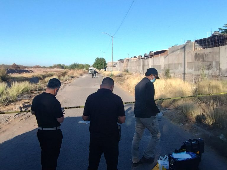 Hallan quemado cadáver con llantas en Culiacán