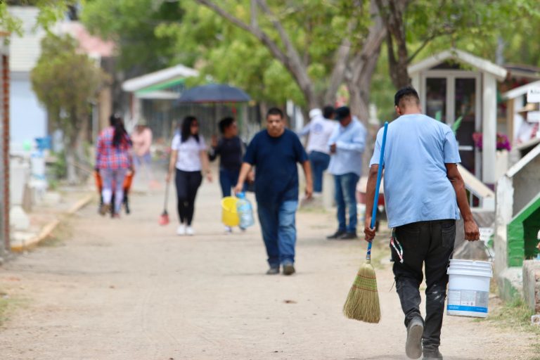Inicia limpia en panteones previo al día de las madres