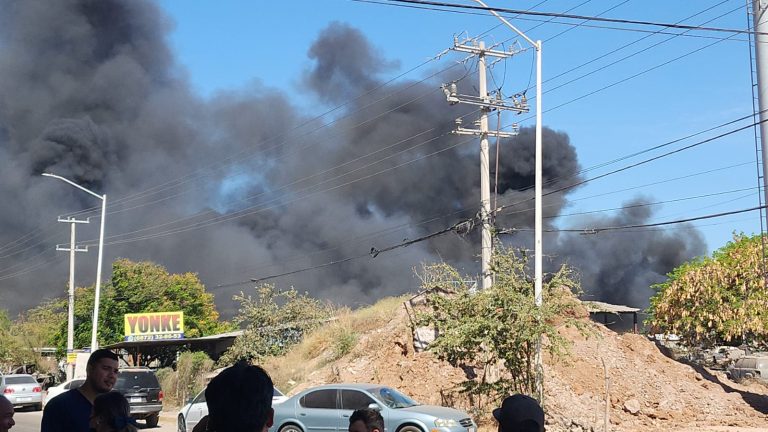 Moviliza incendio a bomberos al sur de Culiacán