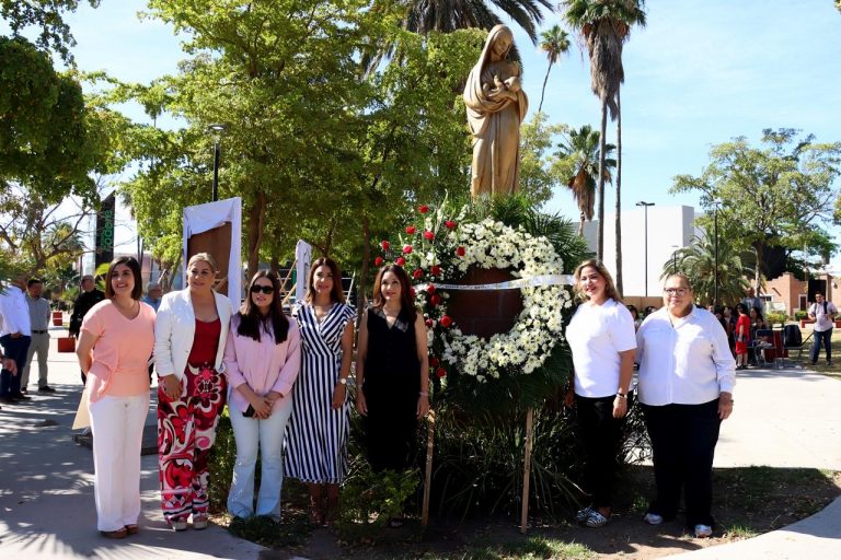 Coloca Ahome ofrenda floral a la Madre