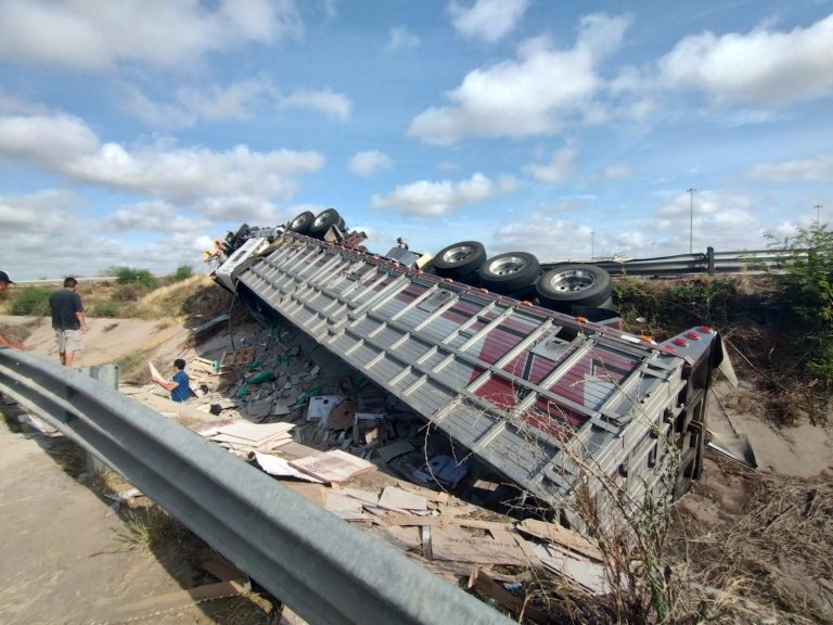 Desata rapiña camión volcado en Costa Rica