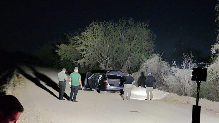 Hallan ejecutados en auto a dos cerca del Seminario