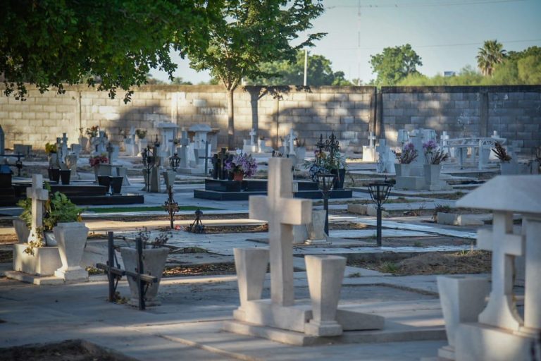 Ni alcohol, ni música en panteones de Ahome, avisa Ayuntamiento
