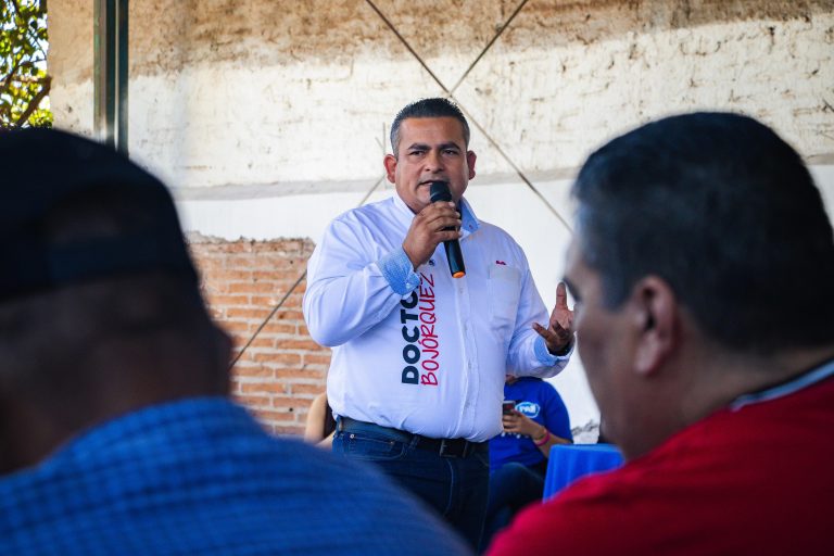 Promete Dr. Bojórquez ayudar a expolicías en Navolato