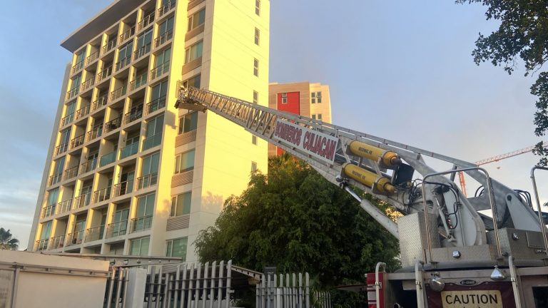 Evacuan a 40 por incendio en torre de departamentos