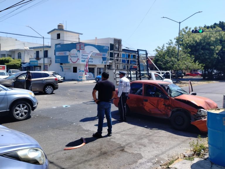 Choque termina en carambola; una abuela lesionada