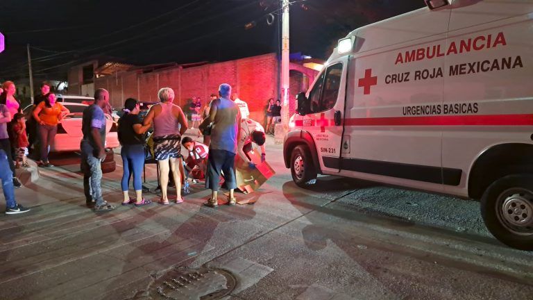 Resultan niño y mujer heridos al ser atropellados