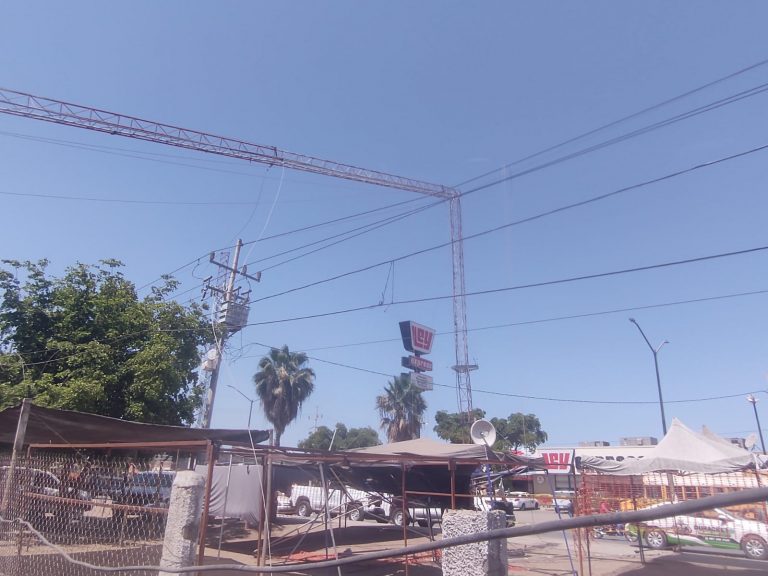 Cae antena sobre Centro de Salud en Villa Juárez, Navolato