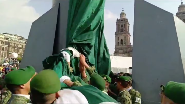 Izan bandera en Zócalo para ‘marea rosa’