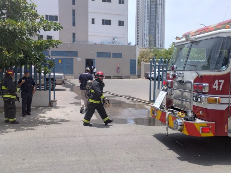 Alerta en clínica por incendio de local comercial