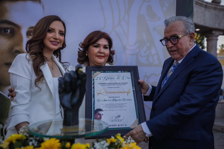 Entrega Rocha la presea Grano de Oro