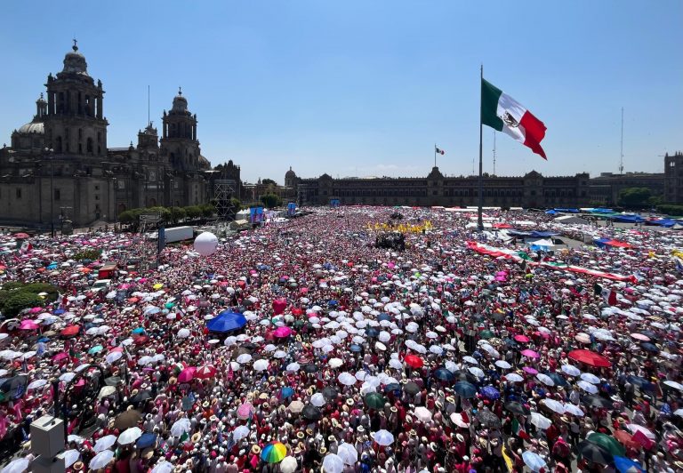 Cuentan 95 mil en ‘marea rosa’ del Zócalo