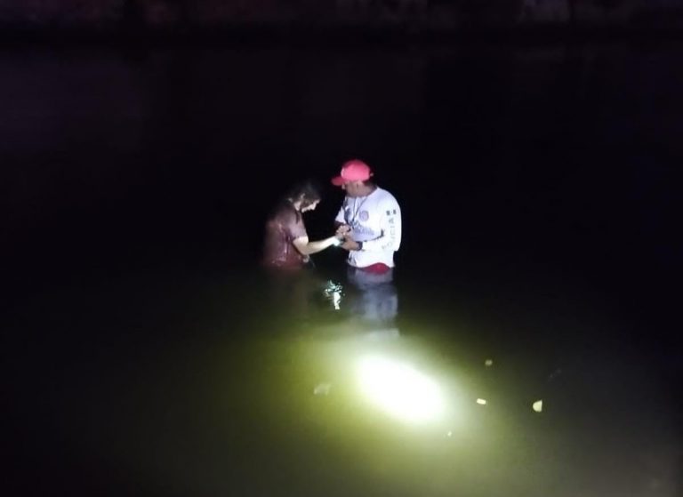 A salvo mujer que se lanzó al estero El Infiernillo