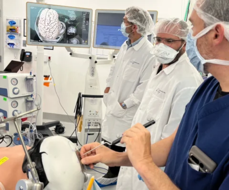 Autoriza FDA implantar chip Neuralink a otro paciente