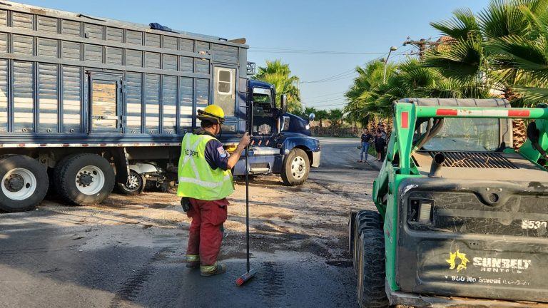 Queda auto debajo de torton: un herido grave