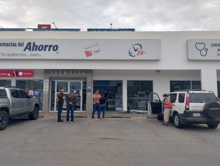 Se mete a la farmacia con todo auto