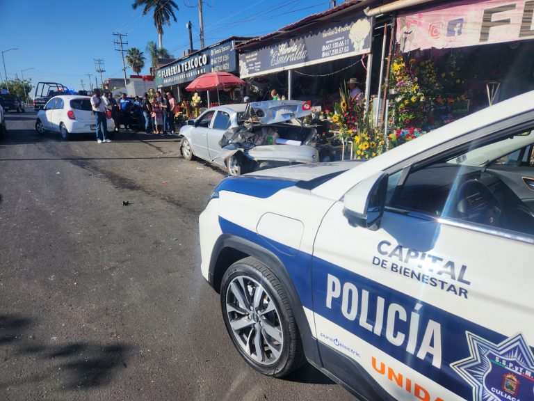 Choca en puesto de flores y deja 3 heridos