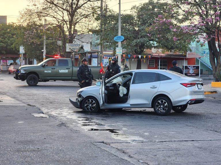 Roban auto, pero chocan contra una maceta