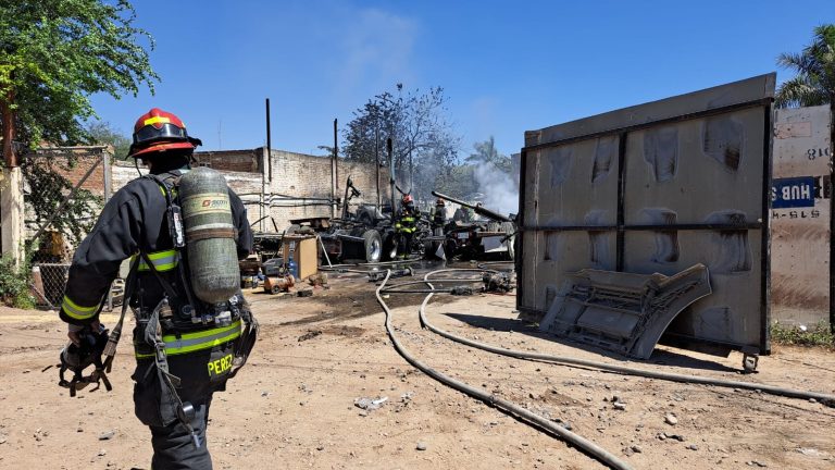 Se queman 3 tráileres durante incendio en Aguaruto