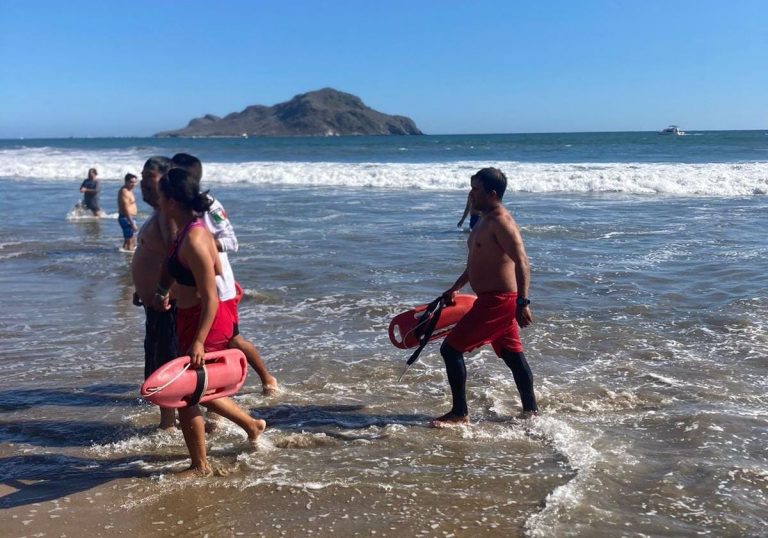 Arrastra mar de fondo a 4 turistas en Mazatlán
