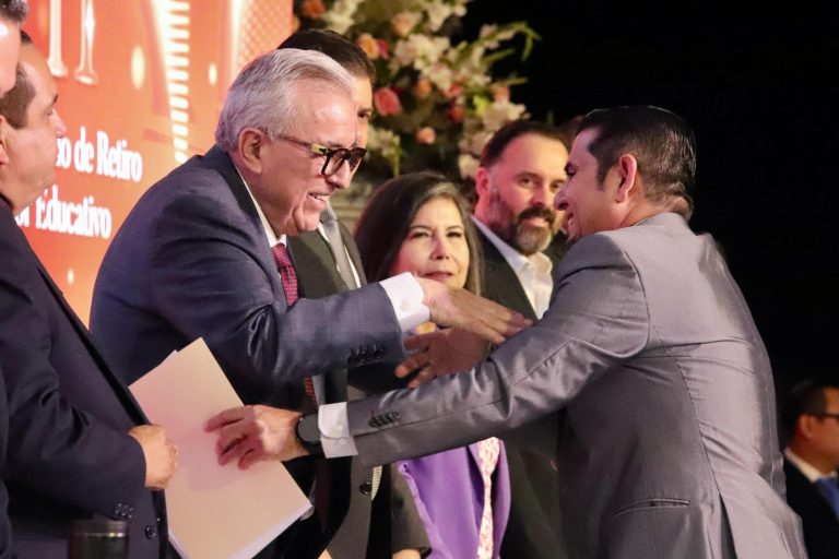 Dan $175 mil a maestros por antigüedad