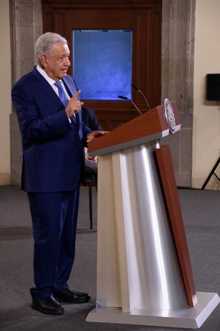 Anuncia AMLO aumento salarial del 10% a maestros