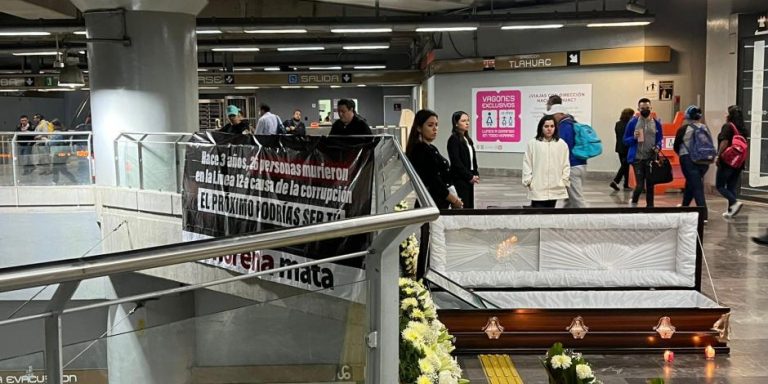 Colocan ataúd en metro por desplome de Línea 12