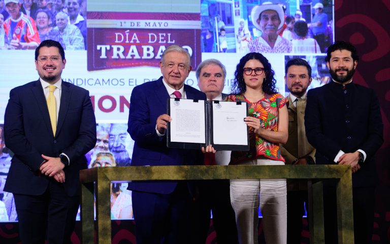 Firma AMLO decreto del Fondo de Pensiones