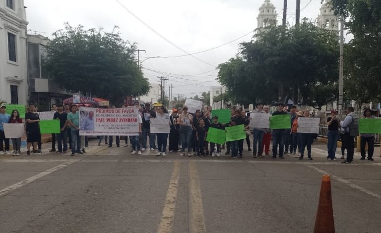 Bloquean la Rósales en Navolato por maestro desaparecido