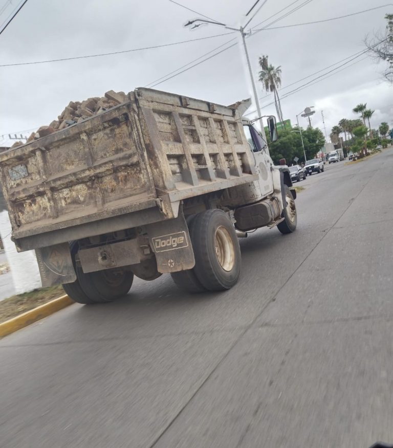 Circulan con carga pesada, a exceso velocidad y sin protección en Navolato