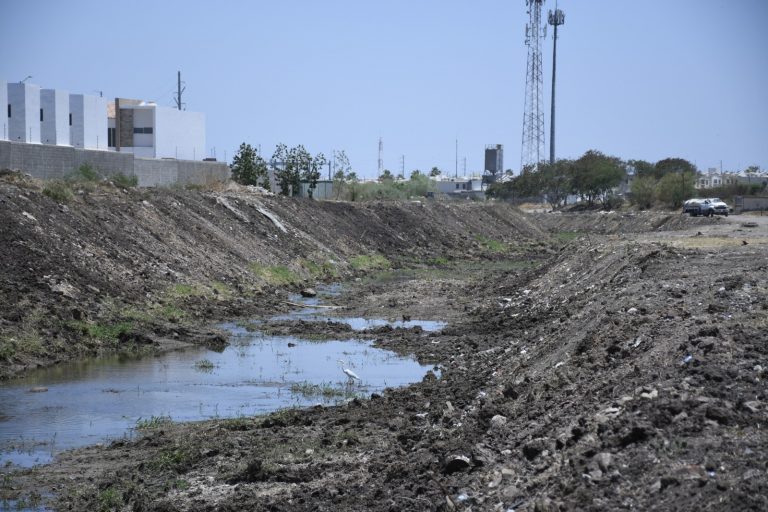 Centra Culiacán dragado de arroyos en el norte