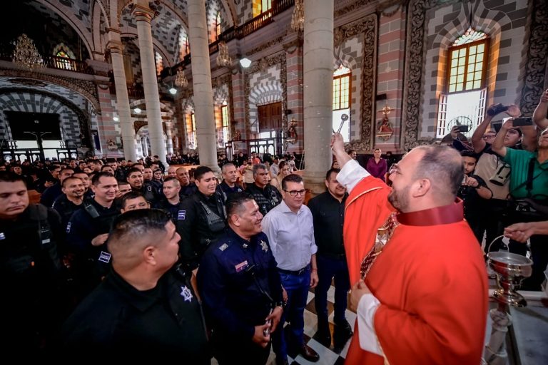 El policía, poco valorado y duramente criticado: cura