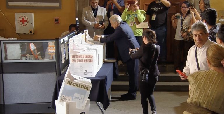 Emite AMLO su último voto como presidente