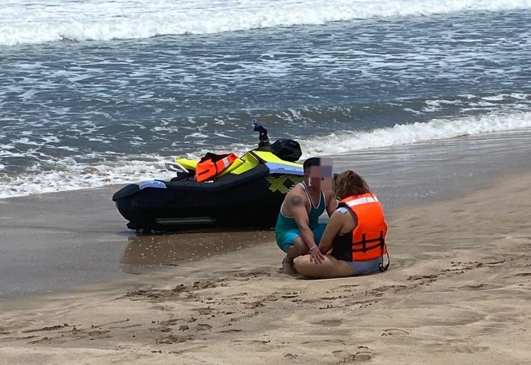 Lo salvan al volcar jetsky en playas de Mazatlán