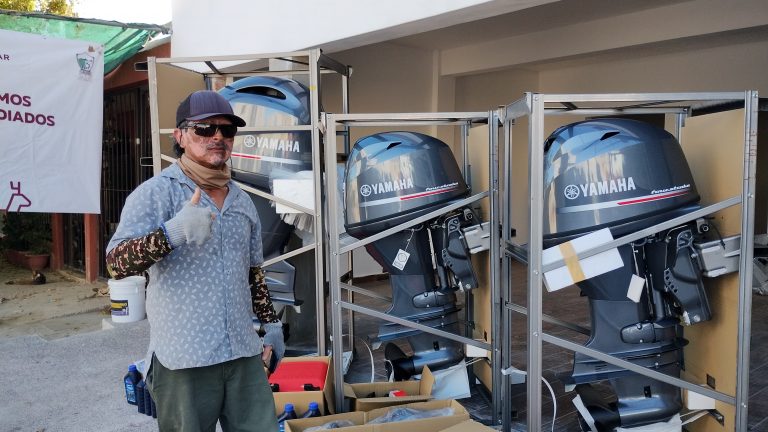 Entregan en ‘Topo’ motores marinos por Mariana Trinitaria