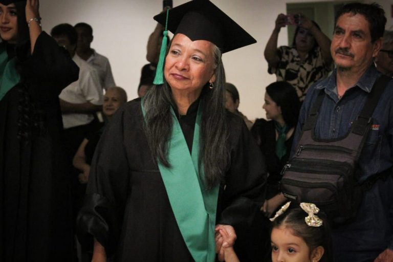 Termina la Prepa a sus 56 años; estudiaba por las noches