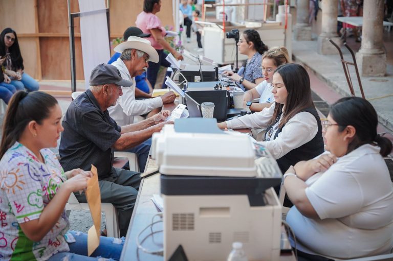 Regresa a Palacio de Gobierno oficina móvil del SAT